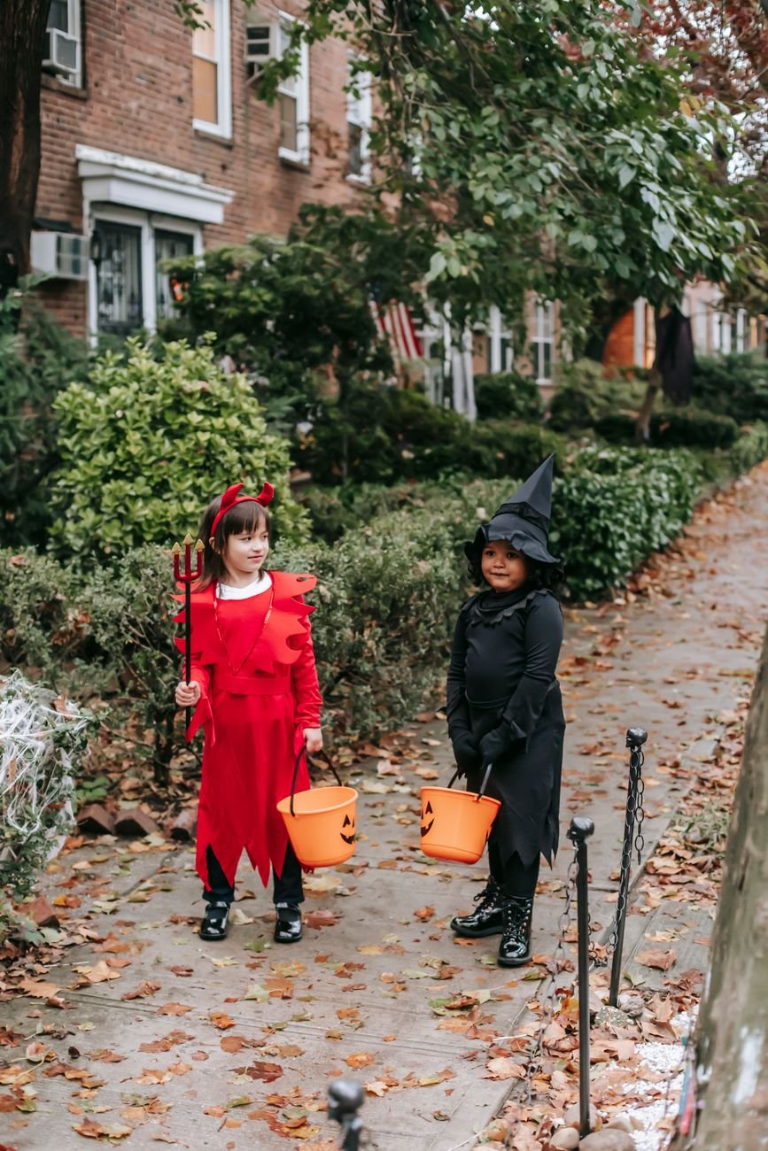 Niños disfrazados celebrando Halloween